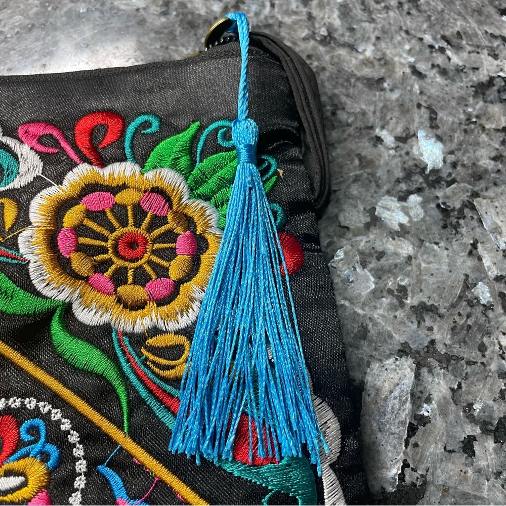 Embroidered Tibetan colorful gesang flower clutch / NWOT - Picture 7 of 8